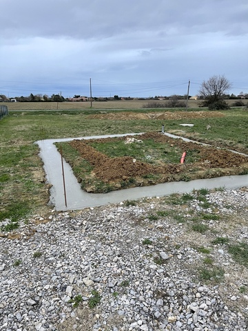 Création d'une fondation pour l'installation de clôtures et dalle en cours pour un garage à Launac