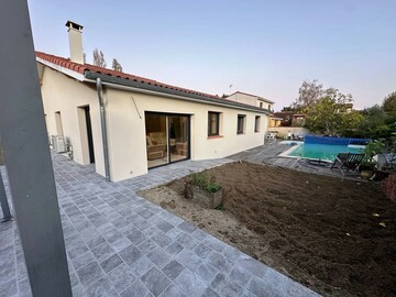 Vue latérale de la maison de Fonsegrives avec terrasse et piscine