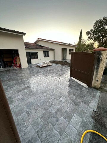  Entrée principale de l’extension de maison à Fonsegrives avec terrasse carrelée
