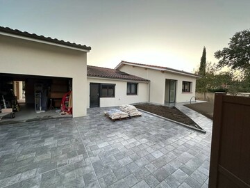 Extension de maison à Fonsegrives - vue sur la cour et la terrasse