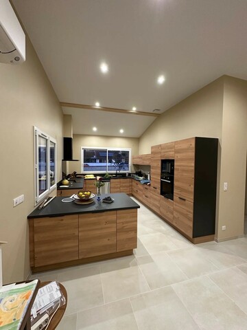 Rénovation d'une cuisine avec îlot central et rangements en bois