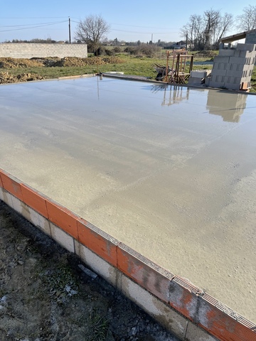 Création d'une fondation pour l'installation de clôtures et dalle en cours pour un garage à Launac