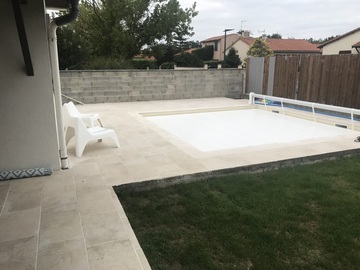 Création d'une piscine à Pechbonnieu avec margelles en travertin