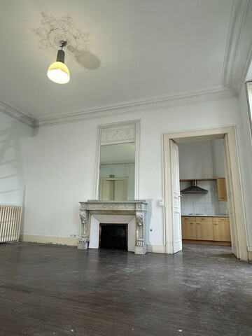 Photo avant la rénovation d'un appartement haussmannien à Toulouse avec murs et plafonds à repeindre.